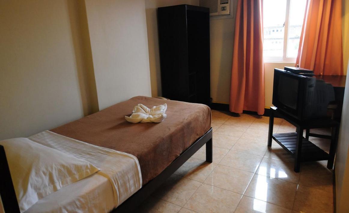 Negrense Suites Bacolod Esterno foto