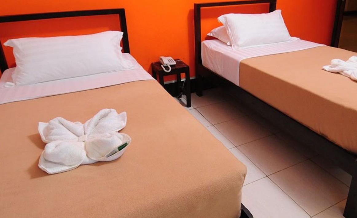Negrense Suites Bacolod Esterno foto