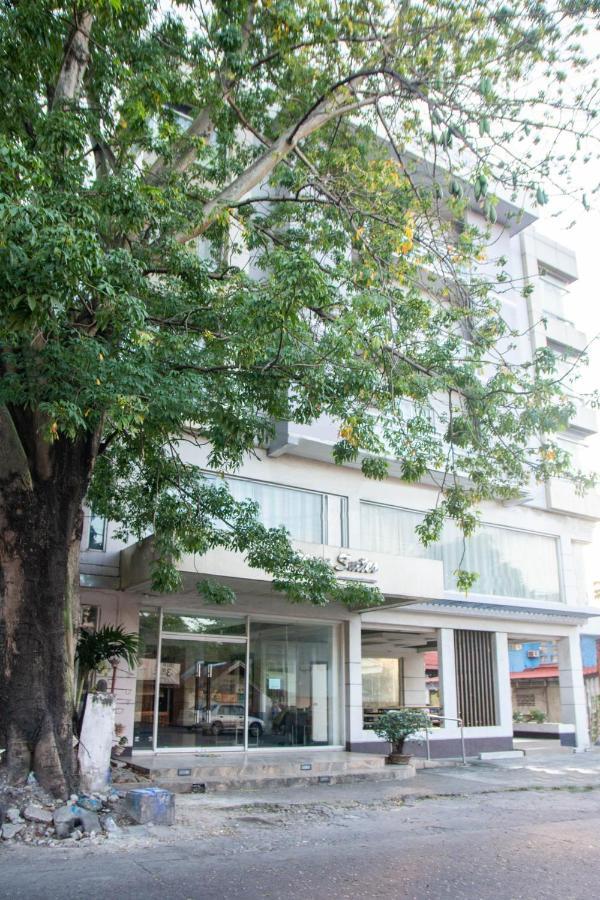 Negrense Suites Bacolod Esterno foto